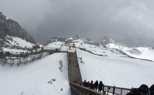 玉龙雪山十月份有雪吗，玉龙雪山现在9月有雪吗（玉龙雪山迎来今秋第一场雪）