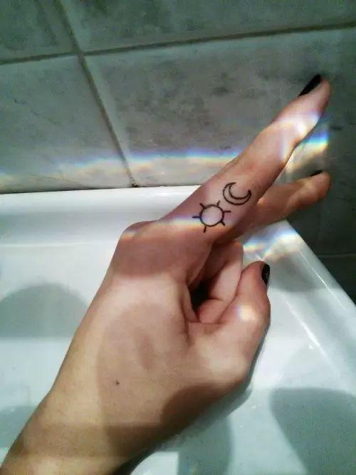 手指纹身小图案，手指纹身哪些好看（一出手就知道有没有）