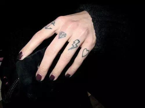 手指纹身小图案，手指纹身哪些好看（一出手就知道有没有）