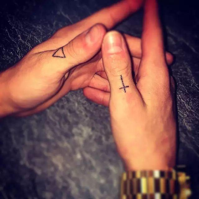 手指纹身小图案，手指纹身哪些好看（一出手就知道有没有）