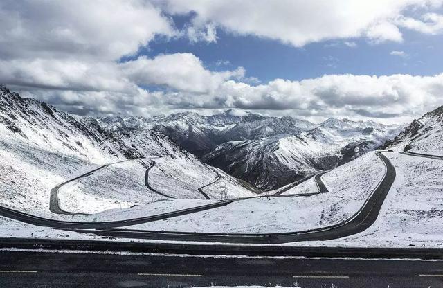 川西小环线有几个看雪山的垭口，在这观景从这继续出发