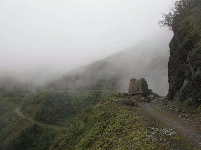 川西小环线有几个看雪山的垭口，在这观景从这继续出发