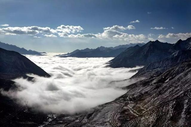 川西小环线有几个看雪山的垭口，在这观景从这继续出发