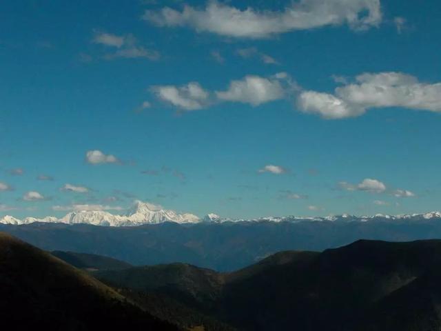 川西小环线有几个看雪山的垭口，在这观景从这继续出发