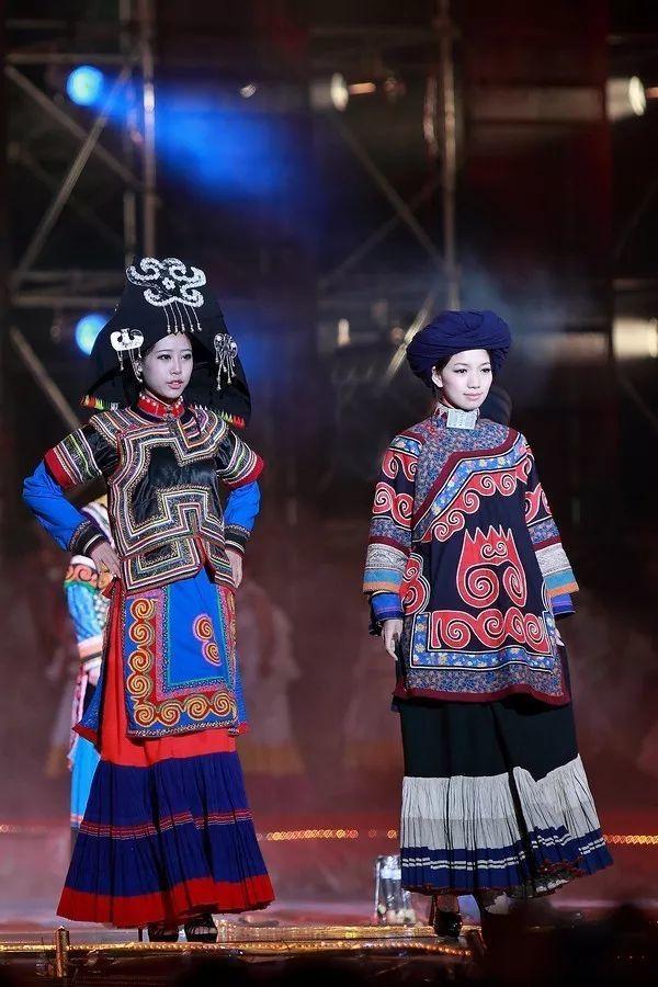 凉山彝族传统服装，中国传统服饰之彝族服饰