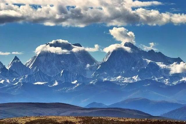 川西小环线有几个看雪山的垭口，在这观景从这继续出发