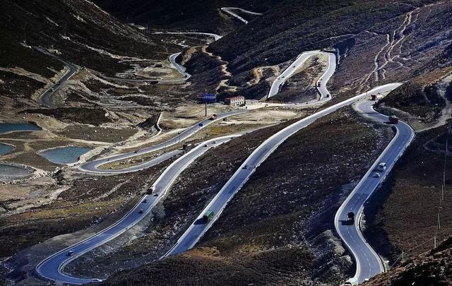 川西小环线有几个看雪山的垭口，在这观景从这继续出发