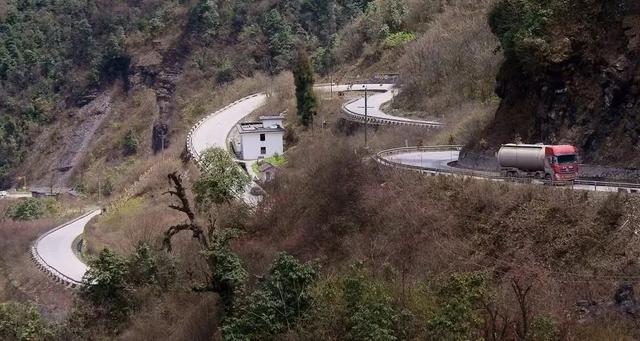 川西小环线有几个看雪山的垭口，在这观景从这继续出发