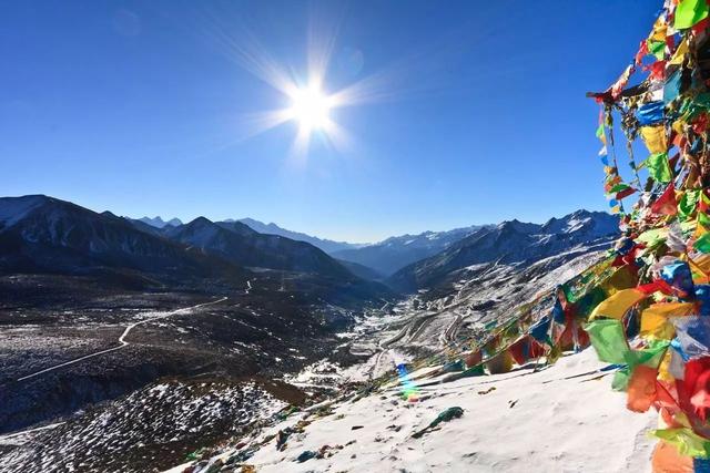 川西小环线有几个看雪山的垭口，在这观景从这继续出发