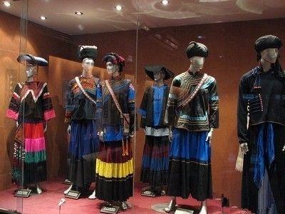 凉山彝族传统服装，中国传统服饰之彝族服饰