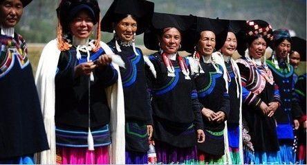 凉山彝族传统服装，中国传统服饰之彝族服饰