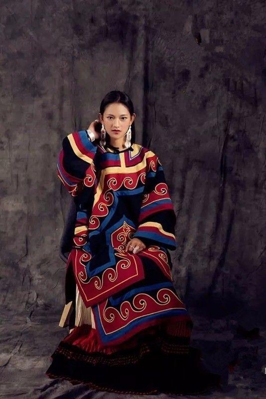 凉山彝族传统服装，中国传统服饰之彝族服饰