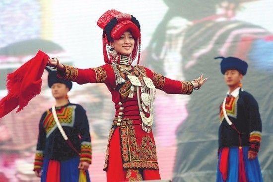 凉山彝族传统服装，中国传统服饰之彝族服饰