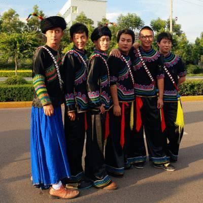 凉山彝族传统服装，中国传统服饰之彝族服饰