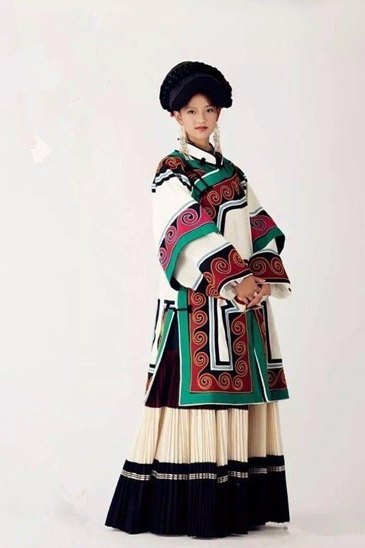凉山彝族传统服装，中国传统服饰之彝族服饰