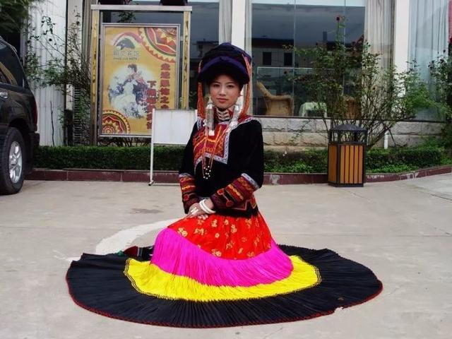 凉山彝族传统服装，中国传统服饰之彝族服饰