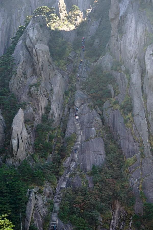 只为伫立峰头眺向远方，翻越天都峰（站在高山望远方）