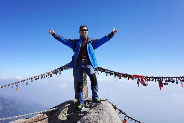 只为伫立峰头眺向远方，翻越天都峰（站在高山望远方）