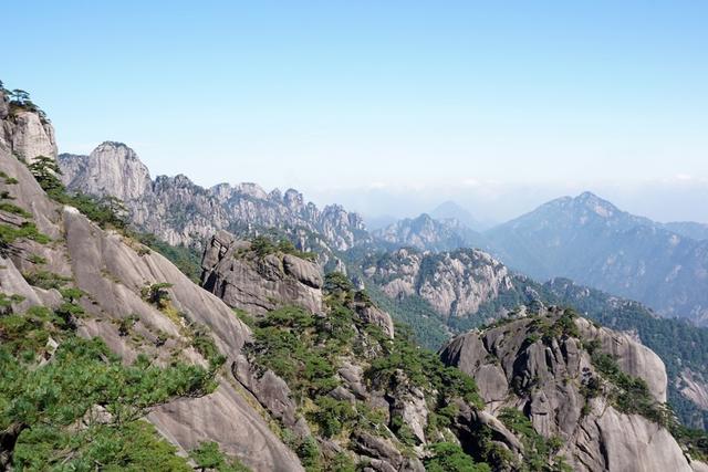 只为伫立峰头眺向远方，翻越天都峰（站在高山望远方）