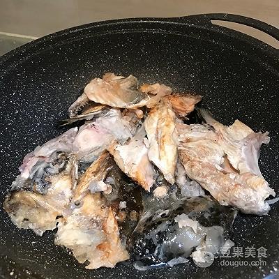 张亮三文鱼头煲怎么做，中餐厅砂锅三文鱼头