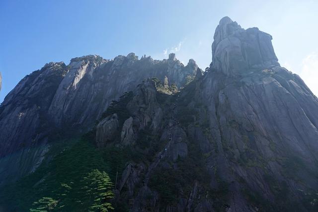 只为伫立峰头眺向远方，翻越天都峰（站在高山望远方）