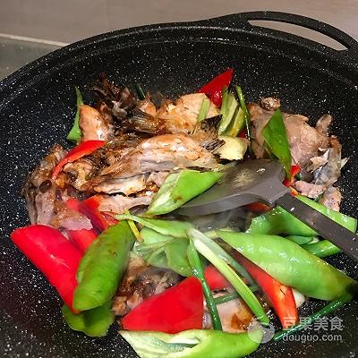 张亮三文鱼头煲怎么做，中餐厅砂锅三文鱼头