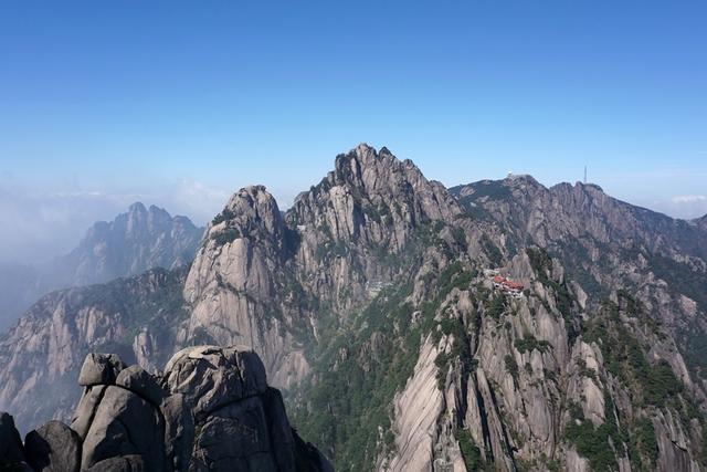 只为伫立峰头眺向远方，翻越天都峰（站在高山望远方）