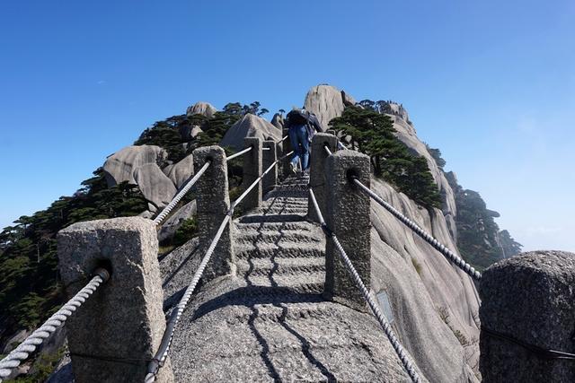 只为伫立峰头眺向远方，翻越天都峰（站在高山望远方）