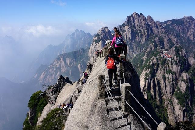 只为伫立峰头眺向远方，翻越天都峰（站在高山望远方）