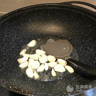 张亮三文鱼头煲怎么做，中餐厅砂锅三文鱼头