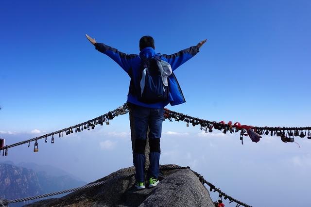 只为伫立峰头眺向远方，翻越天都峰（站在高山望远方）