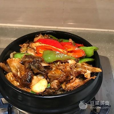 张亮三文鱼头煲怎么做，中餐厅砂锅三文鱼头