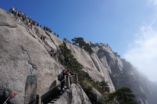只为伫立峰头眺向远方，翻越天都峰（站在高山望远方）
