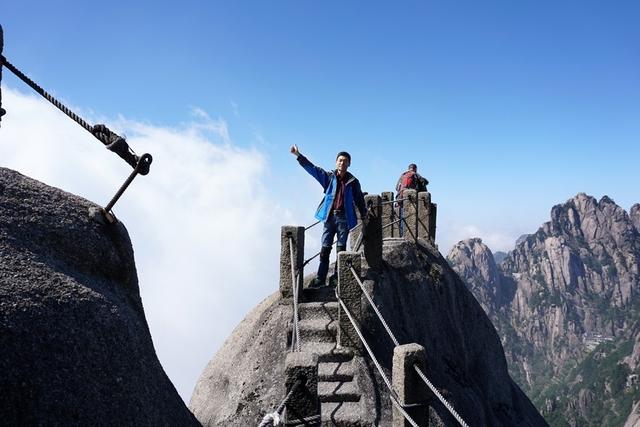 只为伫立峰头眺向远方，翻越天都峰（站在高山望远方）