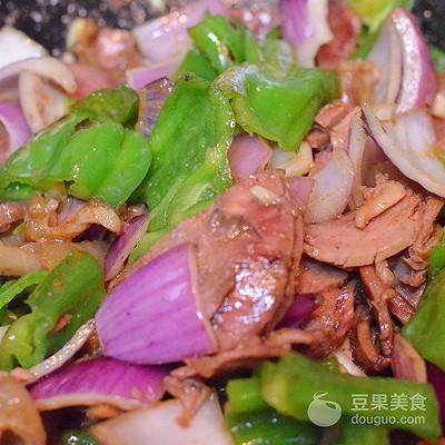 牛肉和什么炒好吃，牛肉炒什么菜最搭（讲解牛肉上浆入味技巧）