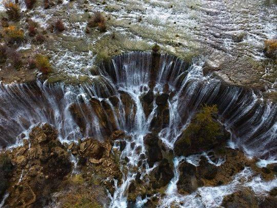 九寨沟诺日朗瀑布有什么特点，九寨沟：诺日朗瀑布雄伟壮观