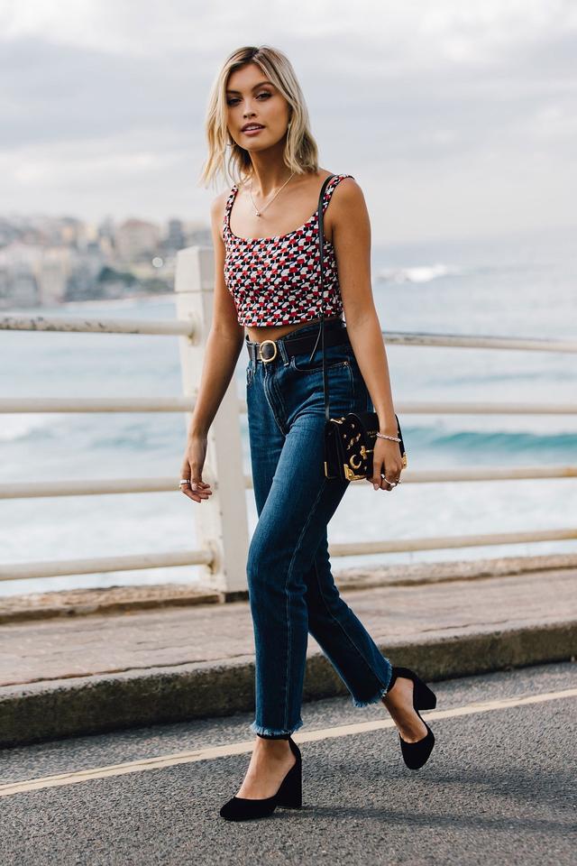 修身牛仔裤穿搭值得一试，百搭又时髦的牛仔裤你Get到了吗