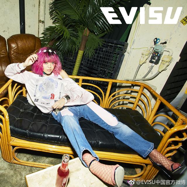 修身牛仔裤穿搭值得一试，百搭又时髦的牛仔裤你Get到了吗