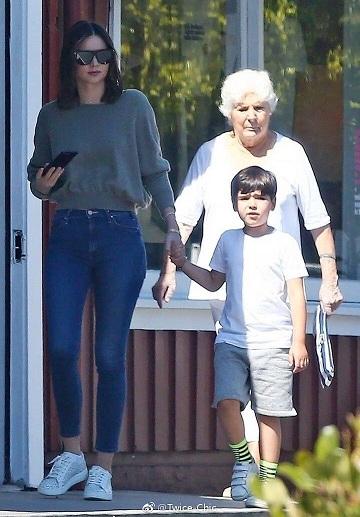 修身牛仔裤穿搭值得一试，百搭又时髦的牛仔裤你Get到了吗