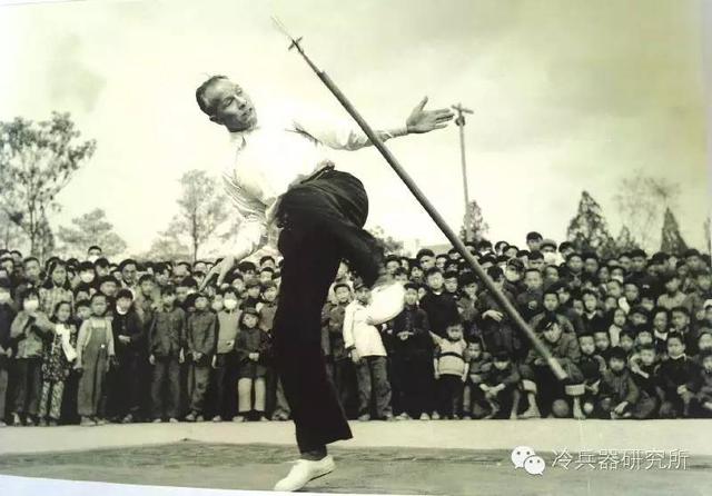 水浒传里的各种人物的兵器，威力最强的不是林冲的矛