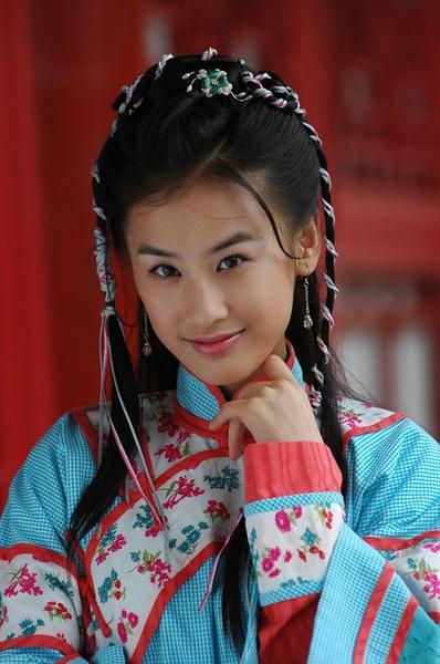 黄圣依因为周星驰电影而走红，有一部星爷拍的神奇电视剧只火了黄圣依