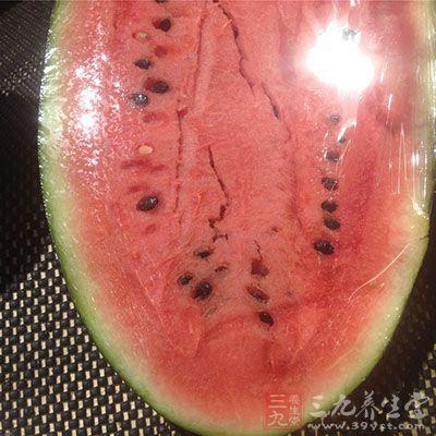 经期不能吃的食物，女人经期不能吃10种食物（女人来了月经不能吃什么）