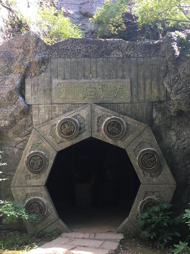 浙江省舟山市桃花岛风景旅游区，碧海潮声桃花影
