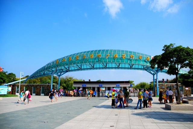 浙江省舟山市桃花岛风景旅游区，碧海潮声桃花影