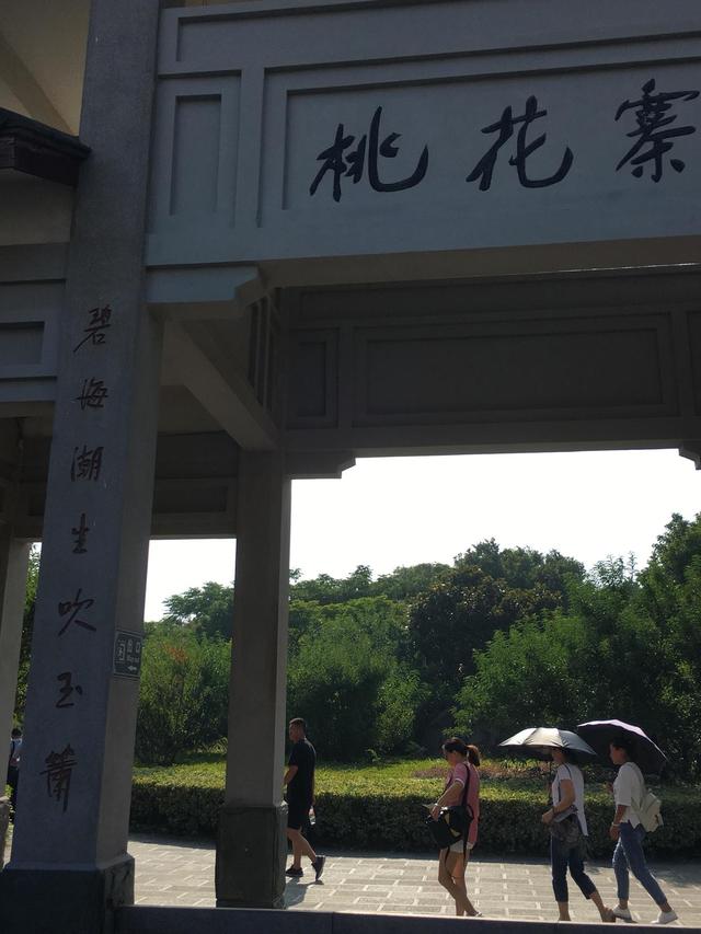 浙江省舟山市桃花岛风景旅游区，碧海潮声桃花影