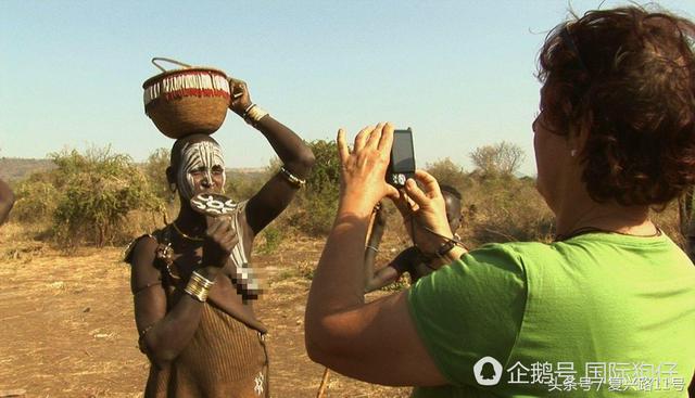 非洲的嘴盘族，非洲唇盘族部落商业化严重