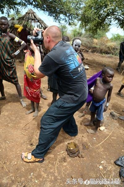 非洲的嘴盘族，非洲唇盘族部落商业化严重