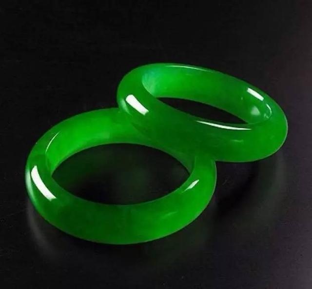 祖母绿与翡翠区别哪个贵，混淆损失百万祖母绿