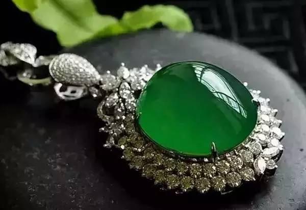 祖母绿与翡翠区别哪个贵，混淆损失百万祖母绿