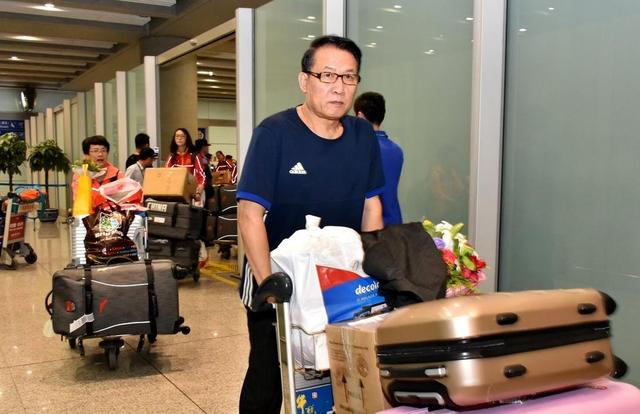 郎平和老公王育成，郎平和丈夫王育成一起煮饺子